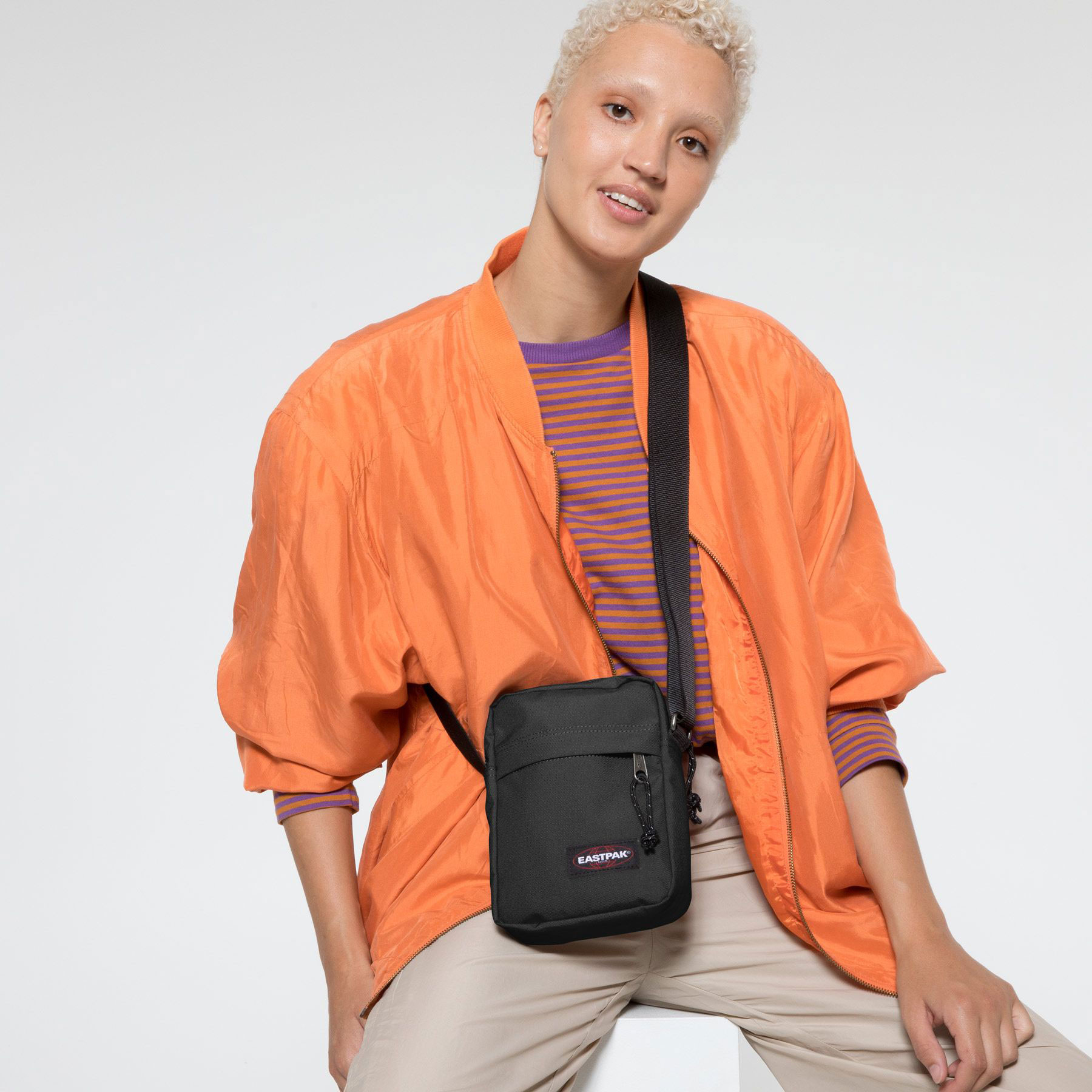 Bolsa De Tiracolo Eastpak The One Black Eek0000450081 ( Imagem 4 de 4 ) - Preview