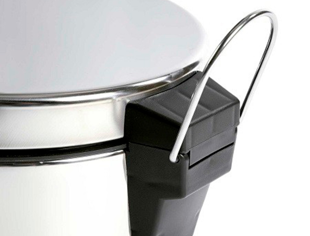 Cesto de papeis q-connect com pedal cromado 21 x 32 cm capacidade 6 litros ( Imagem 4 de 9 ) - Preview