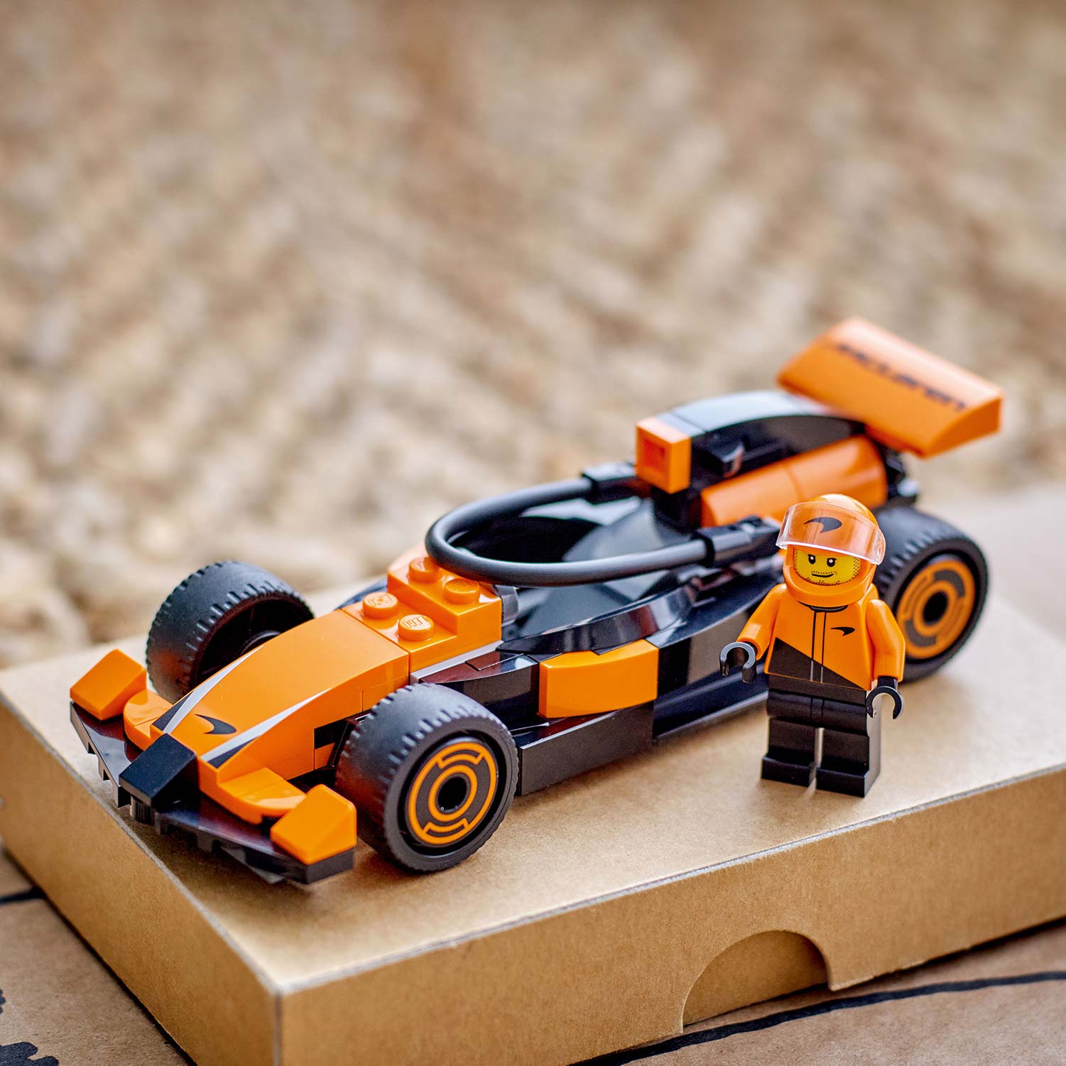 Lego City Piloto De F1 Com Carro De Corrida Mclaren 60442 ( Imagem 3 de 4 ) - Preview