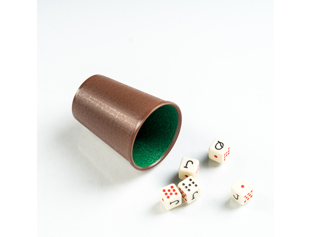 Dados poker fournier com copo em blister ( Imagem 2 de 4 ) - Preview