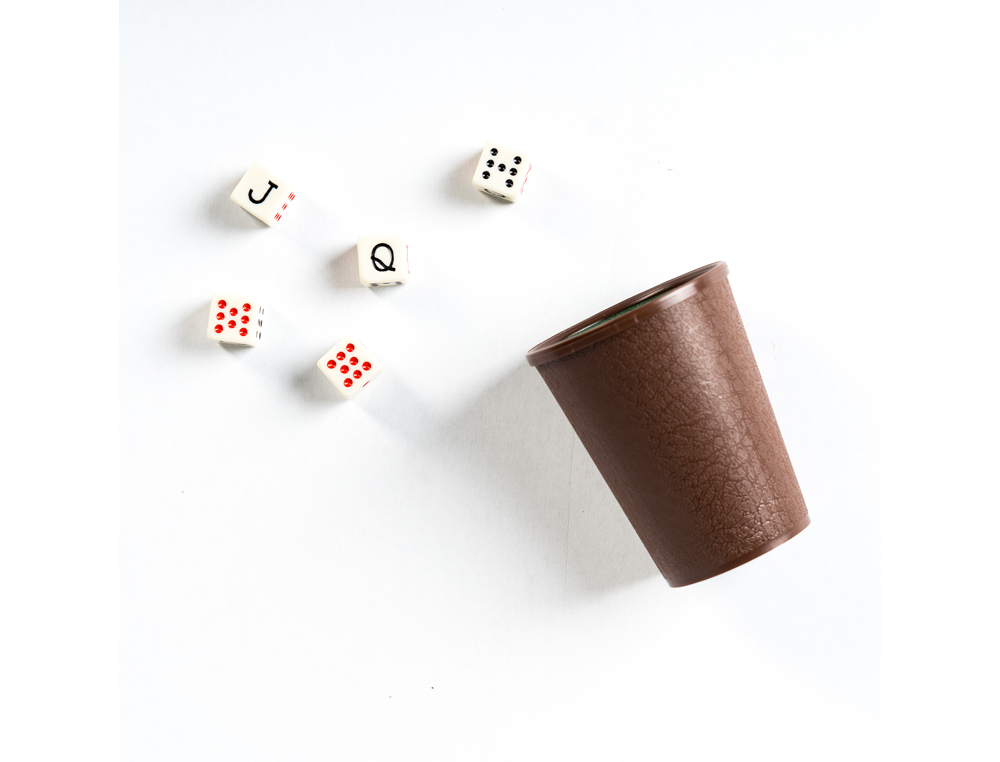 Dados poker fournier com copo em blister ( Imagem 4 de 4 ) - Preview