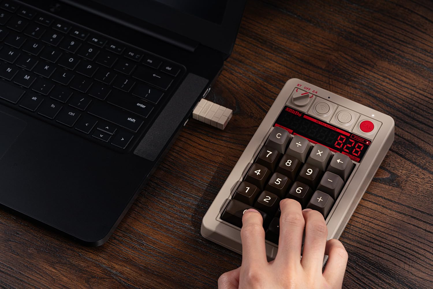 Teclado Numérico 8BitDo Retro 18 Mechanical Numpad - C64 Edition ( Imagem 2 de 2 ) - Preview