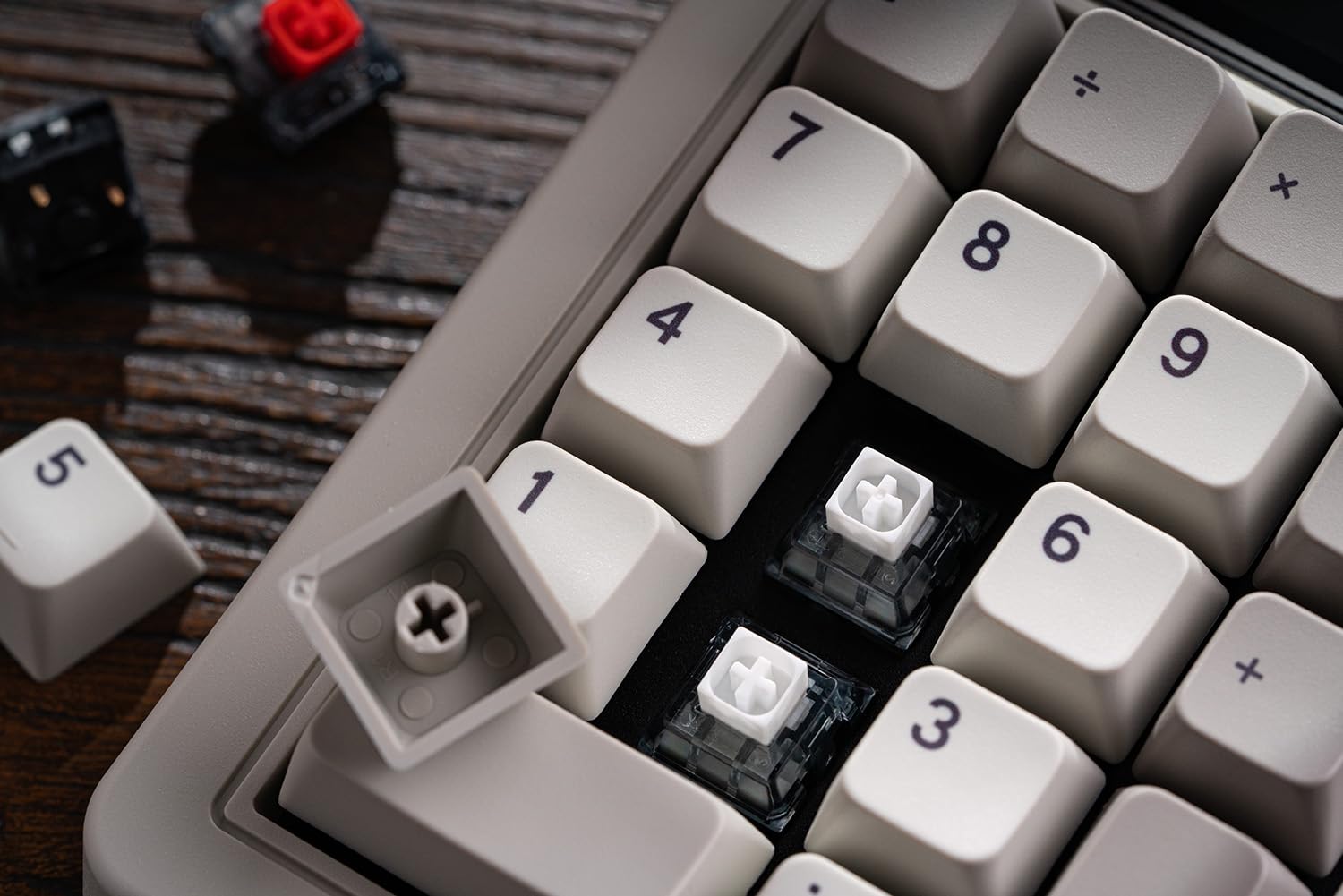 Teclado Numérico 8BitDo Retro 18 Mechanical Numpad Supports Calculator Mode Bluetooth/2.4G ( Imagem 2 de 4 ) - Preview