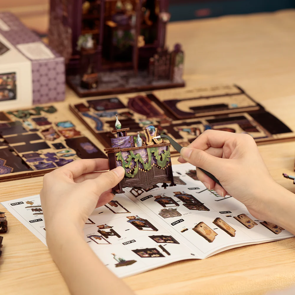 Book Nook Kit Miniature - DIY - Astrology Bookshop 155pc + LED Light ( Imagem 3 de 4 ) - Preview