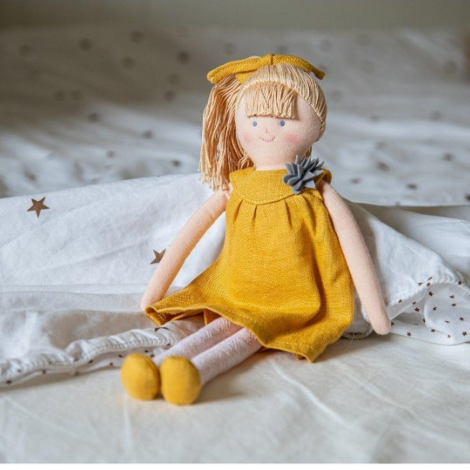 Boneca de Pano com Vestido mostarda ( Imagem 3 de 4 ) - Preview
