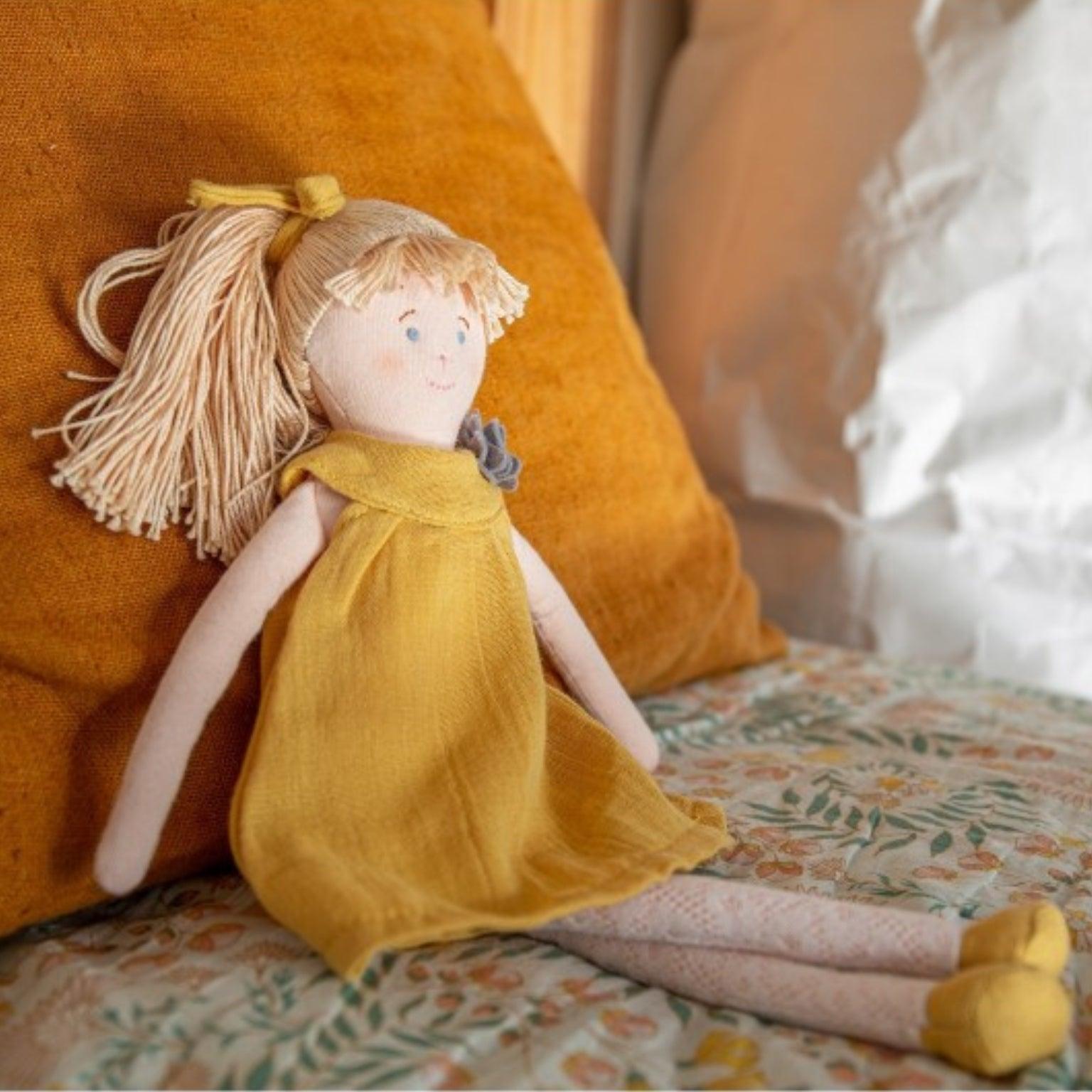 Boneca de Pano com Vestido mostarda ( Imagem 4 de 4 ) - Preview