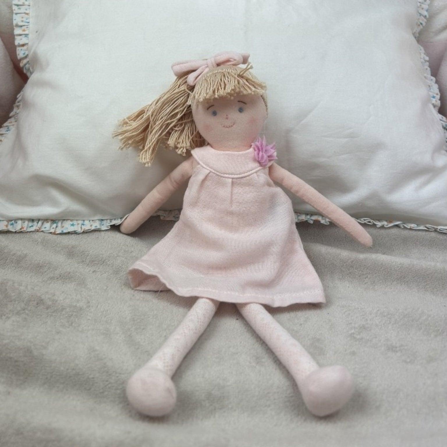 Boneca de pano com Vestido rosa ( Imagem 3 de 4 ) - Preview