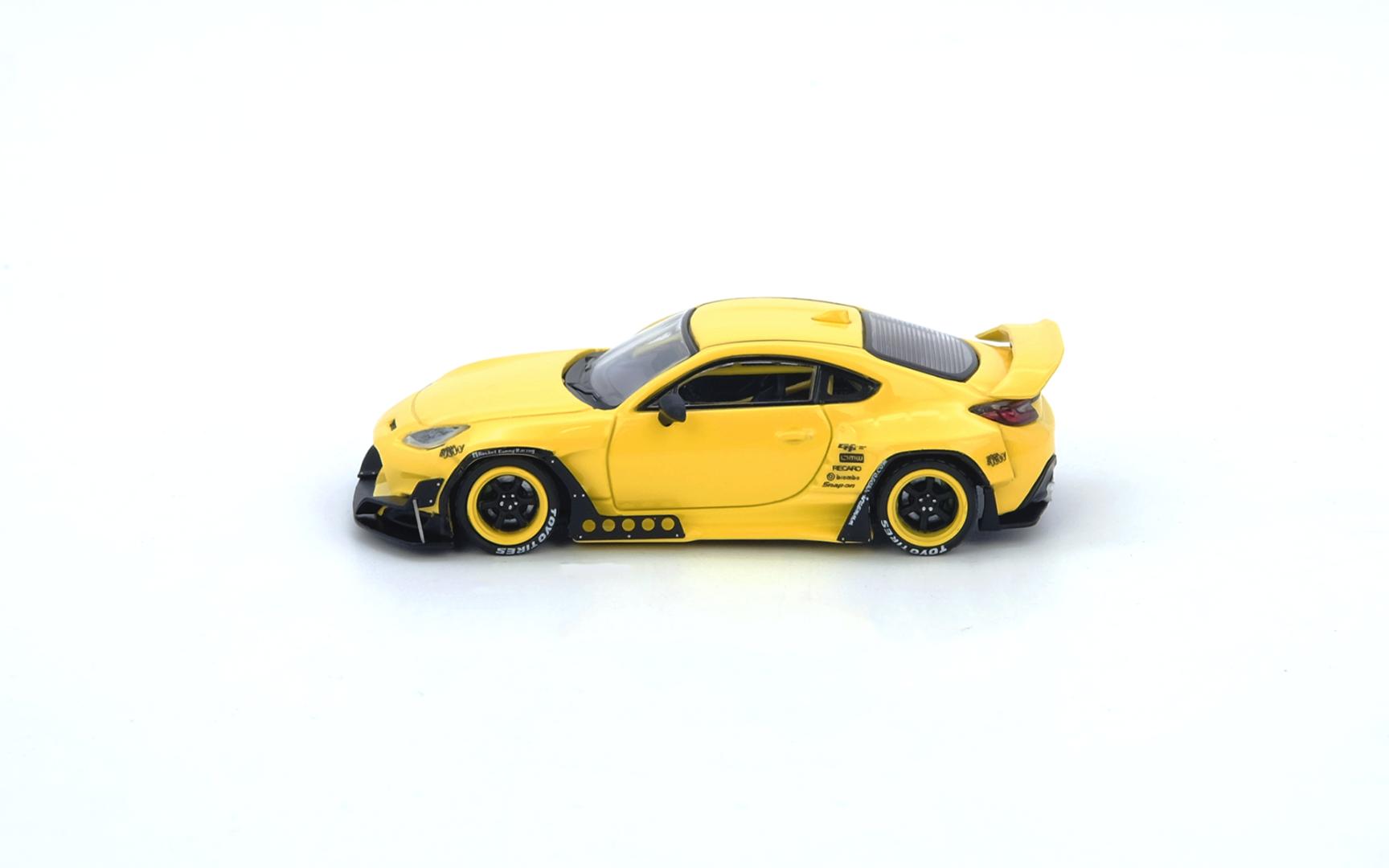 INNO64 Toyota GR86 Pandem Yellow (Acrylic case) 1:64 ( Imagem 3 de 3 ) - Preview