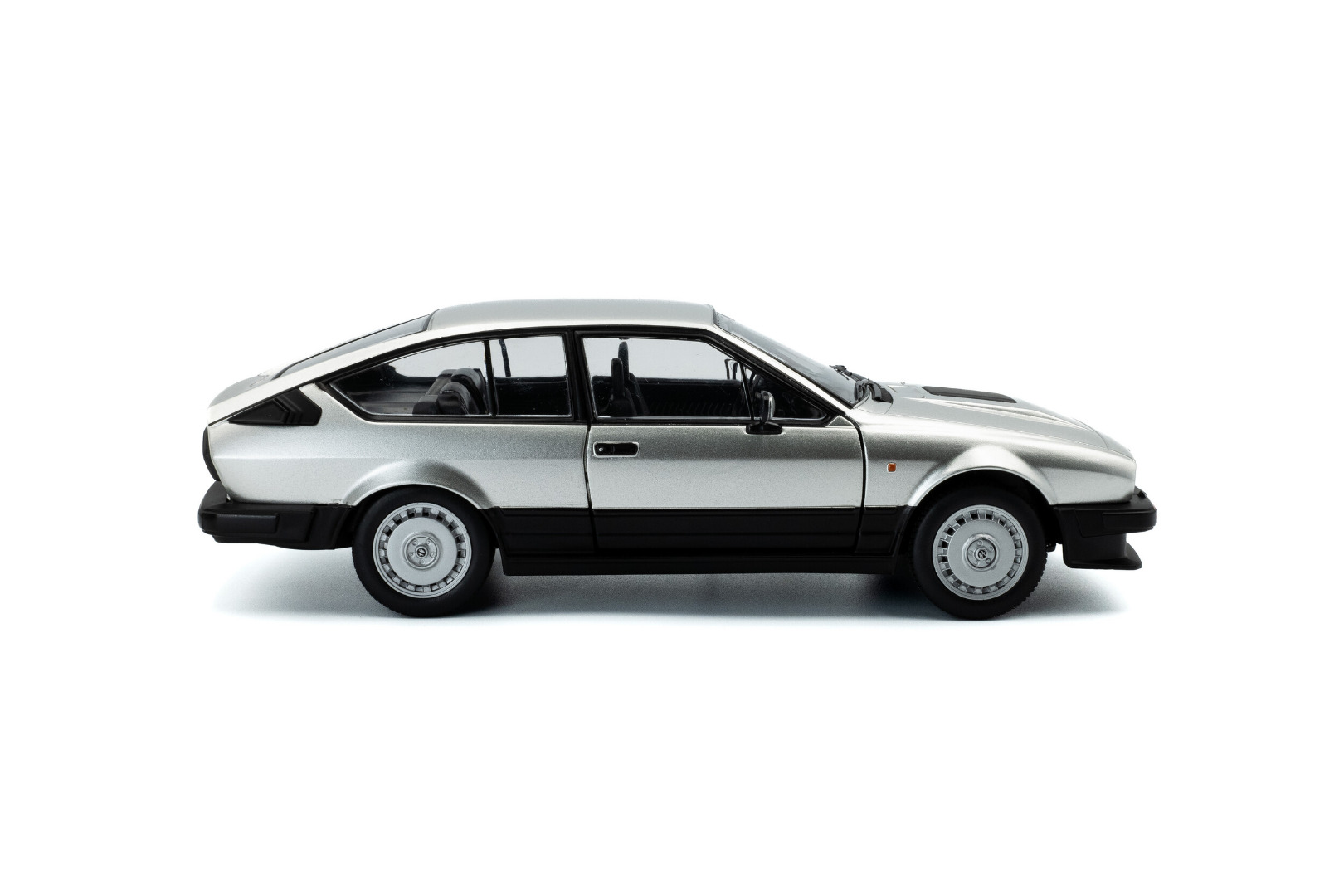 Solid Alfa Romeo GTV6 1984 1/18 ( Imagem 2 de 4 ) - Preview