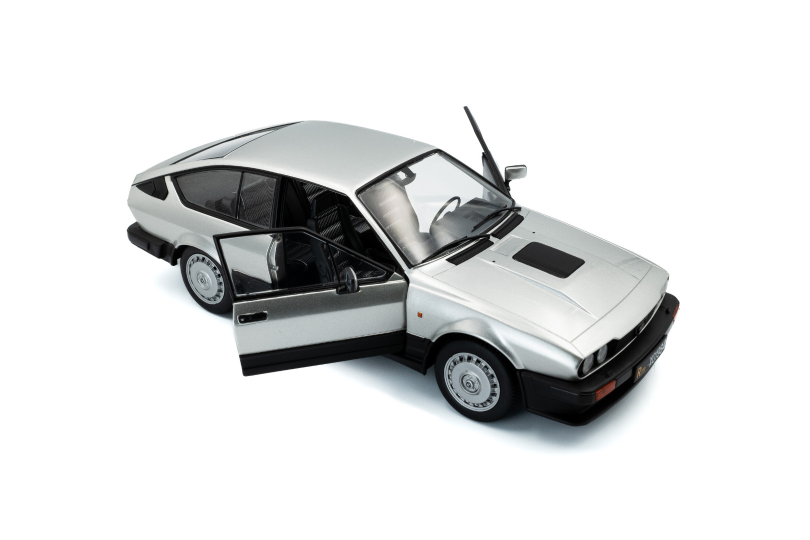 Solid Alfa Romeo GTV6 1984 1/18 ( Imagem 3 de 4 ) - Preview