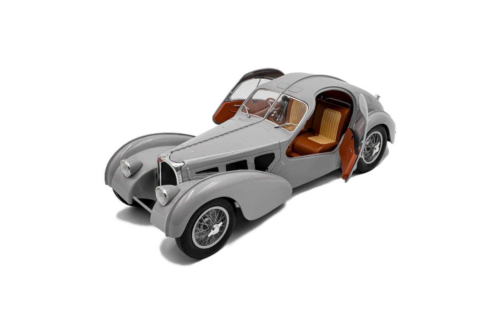 Solid Bugatti Type 57 SC Atlantic 1937 Matt Silver 1/18 ( Imagem 4 de 4 ) - Preview